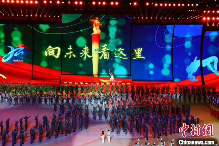 图为东京奥运会皮划艇女子500米双人划艇项目冠军徐诗晓驾乘“飞艇”前往火炬塔点燃圣火。　刘占昆 摄