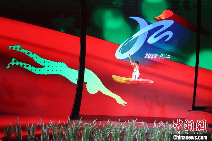 图为东京奥运会皮划艇女子500米双人划艇项目冠军徐诗晓驾乘“飞艇”前往火炬塔点燃圣火。　刘力鑫 摄