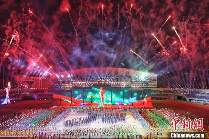 11月8日晚，江西省第十六届运动会在九江市体育中心公园主体育场开幕。　刘力鑫 摄