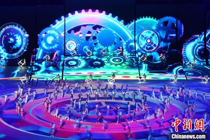 江西省第十六届运动会开幕式使用了裸眼3D、全息投影等多种现代科技手段。　刘占昆 摄