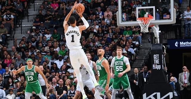 文班三分火力全开率队逆转凯尔特人