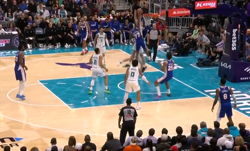 卡布长臂盖帽惊艳全场 防守天赋展露无遗