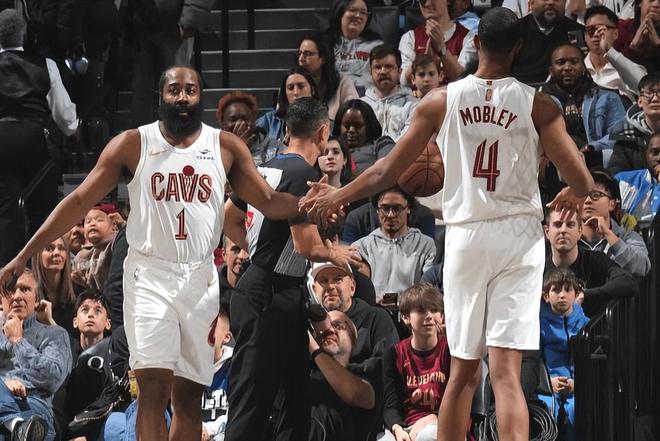 快船交易哈登换加兰，冲击季后赛格局