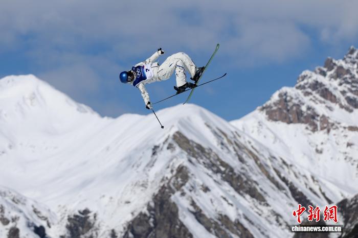 米兰冬奥会的拥抱时刻:超越国界的尊重与师徒