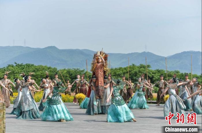 杭州亚运会火种采集仪式现场,节目《良渚之光》上演。 杭州亚运会官方摄影 摄